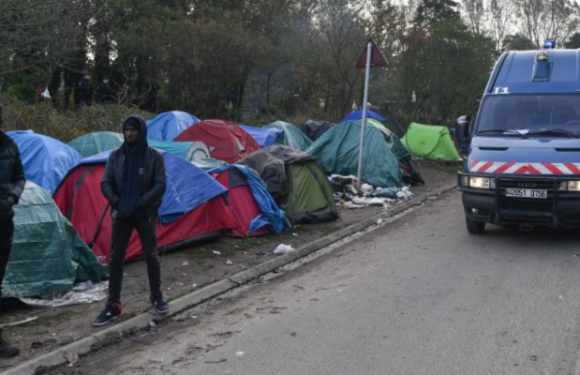 Calais (62) : plusieurs centaines de migrants évacués d’un bois afin d’être mis à l’abris