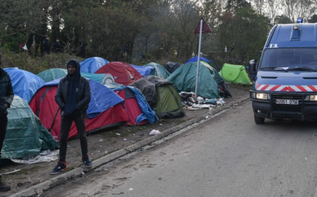 Calais (62) : plusieurs centaines de migrants évacués d’un bois afin d’être mis à l’abris