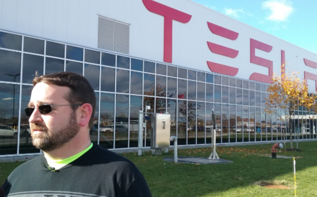 New York : des employés d’une usine Tesla produisant des panneaux solaires décrivent un lieu de travail raciste