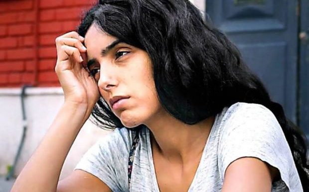 L’actrice Hafsia Herzi condamnée par la Cour d’Appel de Paris pour insultes raciales envers un VTC : « peu importe que l’auteur du propos ait eu les mêmes origines que le destinataire »