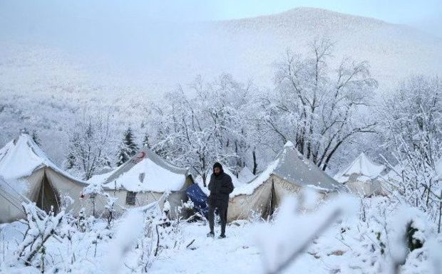 Bosnie : 600 migrants venant du Moyen-Orient, coincés à la frontière croate, se plaignent du froid. « On n’est pas des animaux »