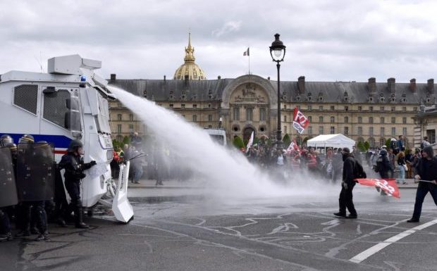 Paris : la Préfecture de police va bien emprunter des lanceurs d’eau très puissants aux pompiers pour la manifestation du 5 décembre