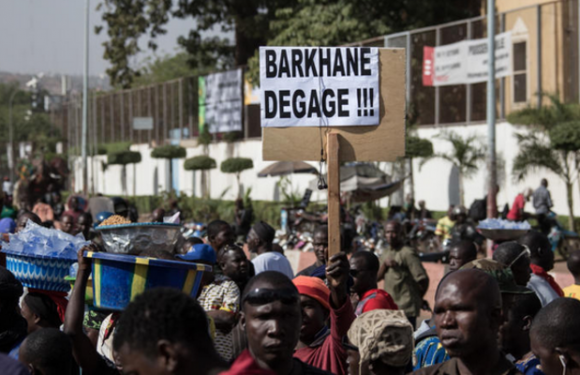 Sahel : la “convocation” de Macron passe mal en Afrique et accentue encore le sentiment anti-français