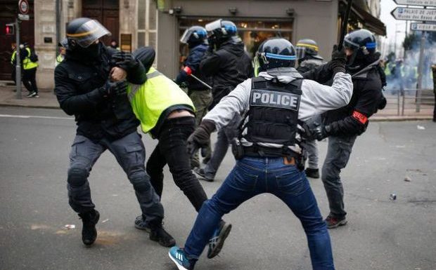 8 décembre 2018 : «Allez-y franchement, n’hésitez pas à percuter. Ça fera réfléchir les suivants», le jour où la doctrine du maintien de l’ordre a basculé