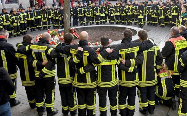 Augsbourg (All.) : un pompier tabassé à mort devant sa femme par une bande de 7 jeunes, un ami de la victime grièvement blessé