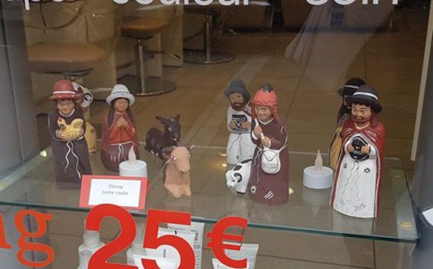 Versailles (78) : ces commerçants qui mettent des crèches dans leur vitrine