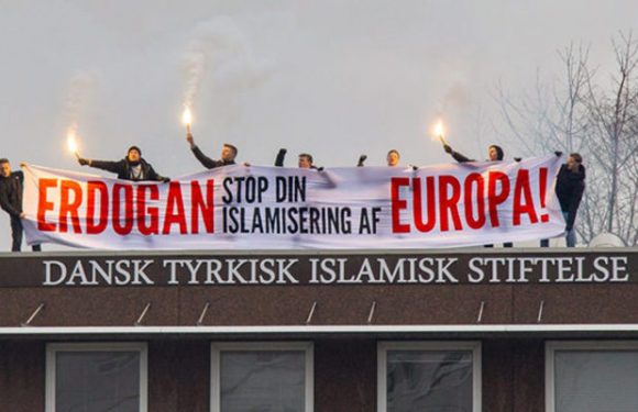 Danemark : «Erdogan, arrête d’islamiser l’Europe!», Génération Identitaire déploie une banderole sur le toit de la Fondation Islamique Turque