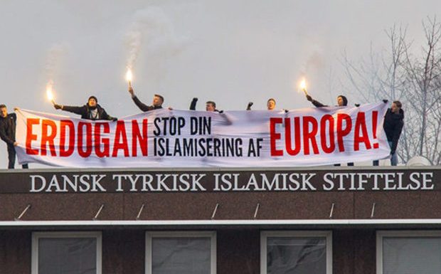 Danemark : «Erdogan, arrête d’islamiser l’Europe!», Génération Identitaire déploie une banderole sur le toit de la Fondation Islamique Turque
