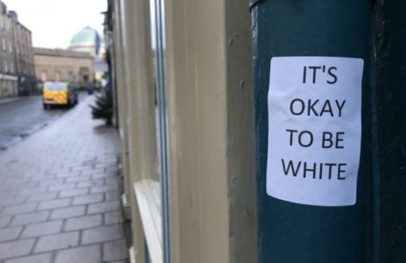 Perth (Ecosse) : des autocollants « It’s okay to be white » choquent et sèment la terreur chez certains habitants