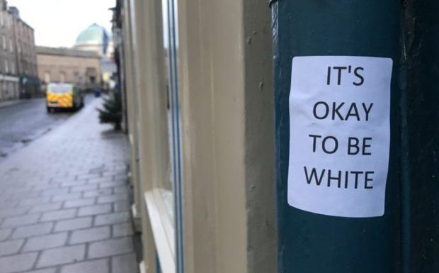 Perth (Ecosse) : des autocollants « It’s okay to be white » choquent et sèment la terreur chez certains habitants