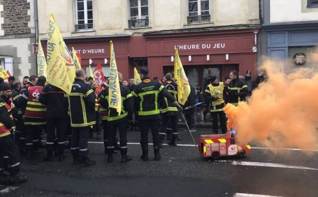 Grève du 17 décembre. À Rennes, échange de coups entre pompiers grévistes et black-blocs