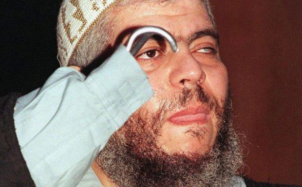 Royaume-Uni : trois des fils de l’imam intégriste Abou Hamza arrêtés pour une fraude bancaire d’un million de livres sterling