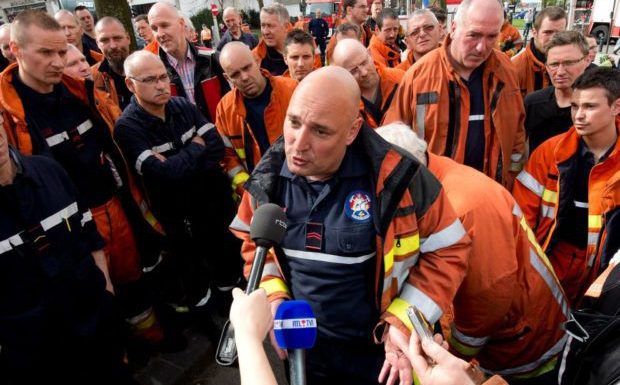 Bruxelles : Les pompiers seront escortés par la police la nuit du Nouvel An. « Une situation digne d’un état de guerre »