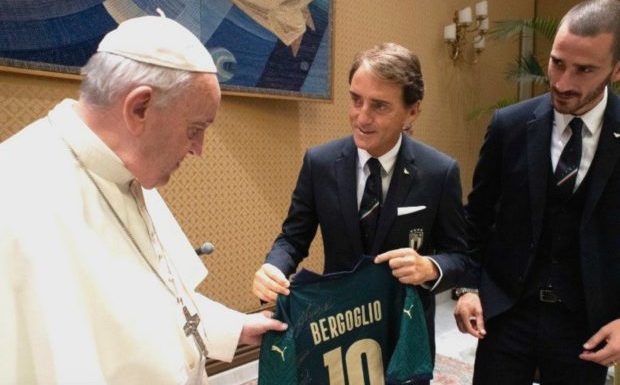 Football : Le sélectionneur italien confie que le pape lui a reproché de faire le signe de croix sur le terrain. « Depuis, je ne le fais plus »