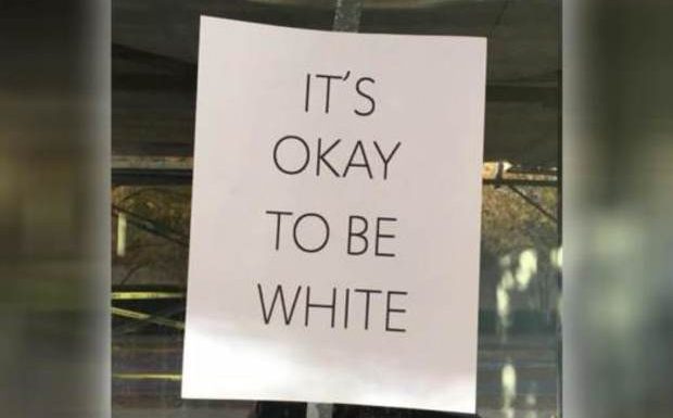 Le hashtag #ItsOkayToBeWhite (C’est OK d’être blanc) dans le top des tendances sur Twitter depuis hier