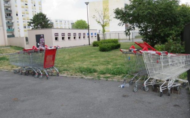 Meaux : Des centaines de caddies abandonnés envahissent les rues des cités (màj : 14600 ramassés en 1 an)