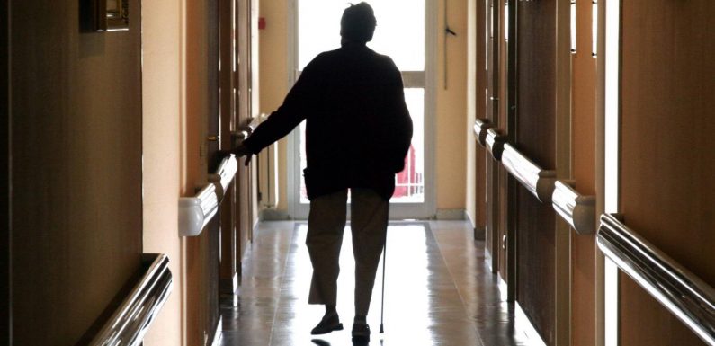 Négligences, abus, escroqueries : les dérives des tutelles en France