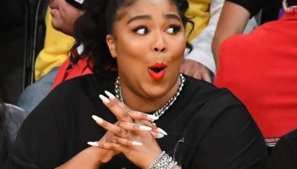 Lizzo, la porte parole des femmes rondes nommée « Artiste de l’année »