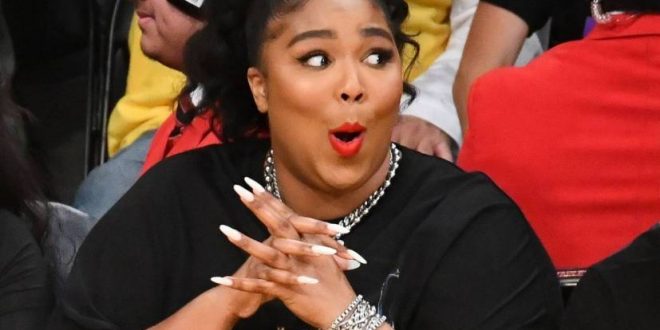 Lizzo, la porte parole des femmes rondes nommée « Artiste de l’année »