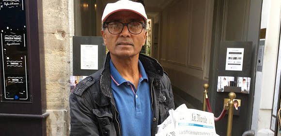 Le dernier vendeur de journaux à la criée de Paris prend sa retraite