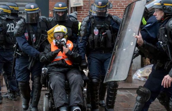 « Gilets jaunes » : une femme en fauteuil roulant condamnée pour violences envers des policiers