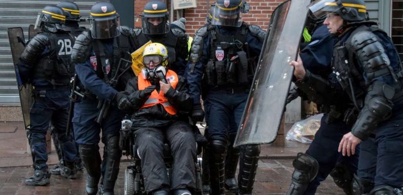 « Gilets jaunes » : une femme en fauteuil roulant condamnée pour violences envers des policiers