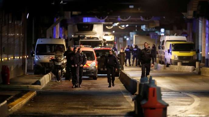 Un homme menaçant la police avec une arme blanche a été tué par les forces de l’ordre à la Défense