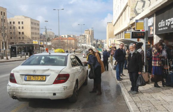 Israeli taxi driver finds $60,000 cash left in his cab and returns it