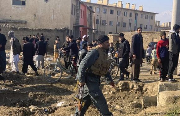 Afghanistan: Suicide bomber strikes near US air base