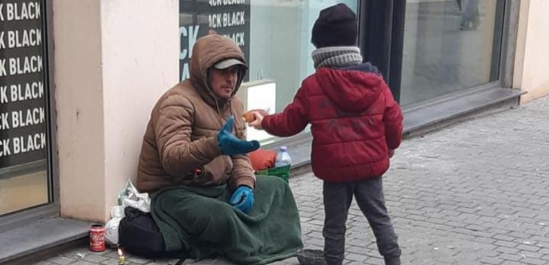 Hauts-de-France : à 5 ans, Lucas distribue des viennoiseries aux SDF