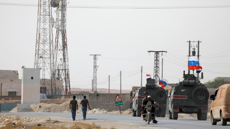 Syrie : la police militaire russe sécurise un avant-poste abandonné par l’armée américaine (VIDEO)