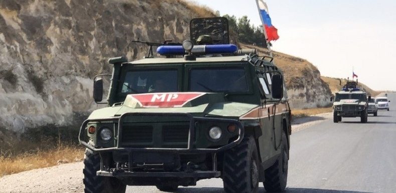 Trois militaires russes blessés dans une explosion lors d’une patrouille dans le nord de la Syrie