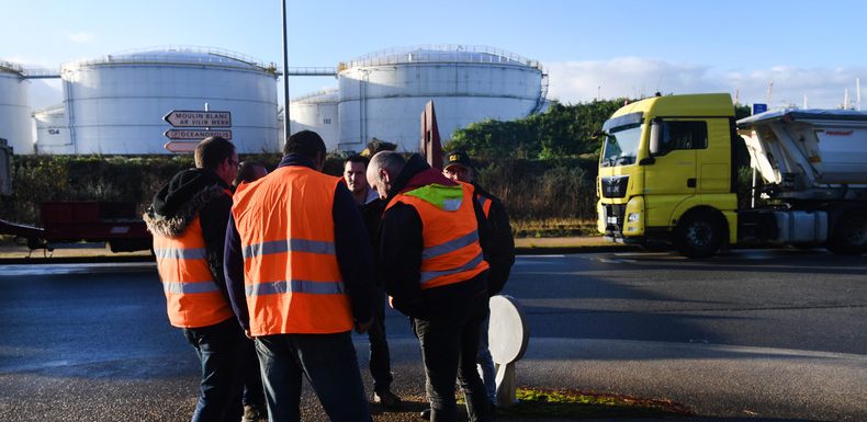 Des dépôts pétroliers bloqués dans l’Ouest, le gouvernement refuse de céder