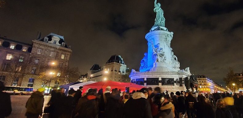 «Village des soldats du feu» : des pompiers occupent la Place de la République à Paris (IMAGES)