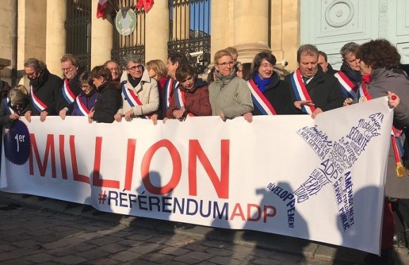 «1er million» du référendum ADP : des parlementaires se rassemblent devant l’Assemblée