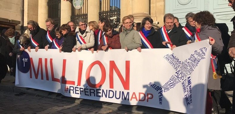«1er million» du référendum ADP : des parlementaires se rassemblent devant l’Assemblée