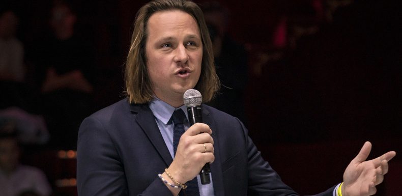Ciblé par les cyberactivistes de Sleeping Giants, Valeurs actuelles riposte sur les réseaux sociaux