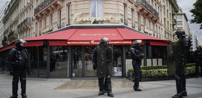Fouquet’s: deux Gilets jaunes écopent d’un mois avec sursis pour le vol de 5 fourchettes et un pouf