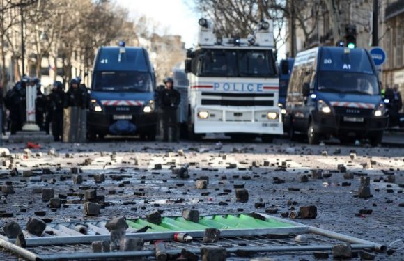 Casseurs et manifestations : la mairie de Paris retire des pavés amoncelés sur les Champs-Elysées