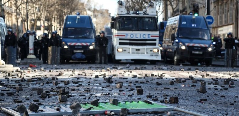 Casseurs et manifestations : la mairie de Paris retire des pavés amoncelés sur les Champs-Elysées