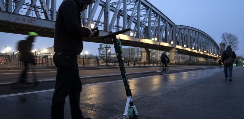 Extinction rébellion sabote 3 600 trottinettes «briseurs de grève» pendant la manifestation