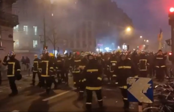 Manifestations du 5 décembre : en première ligne, les pompiers font reculer la police