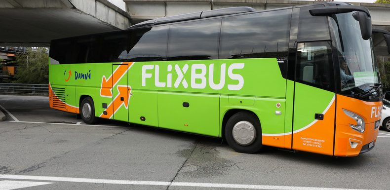 «Cars Macron» : flop des bus anti-grèves promus par le gouvernement, qui ont roulé à vide