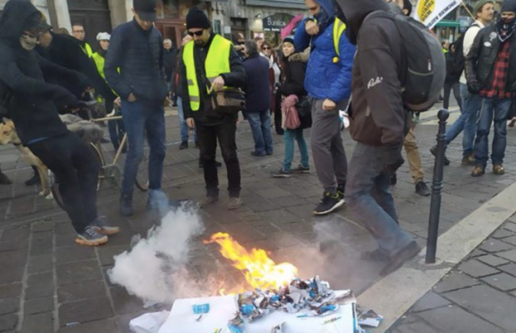 Un stand de LREM saccagé par des manifestants à Grenoble