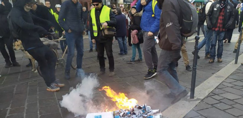 Un stand de LREM saccagé par des manifestants à Grenoble