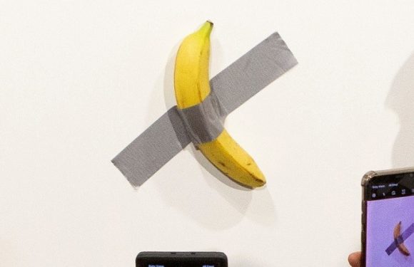 Art contemporain : un artiste mange la banane scotchée au mur à 120 000 dollars (VIDEO)