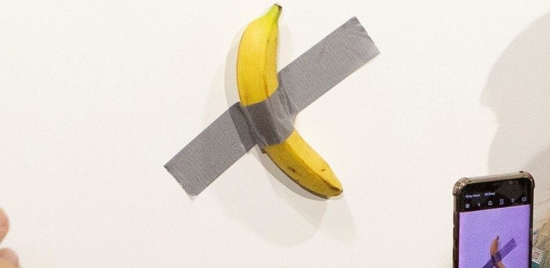 Art contemporain : un artiste mange la banane scotchée au mur à 120 000 dollars (VIDEO)