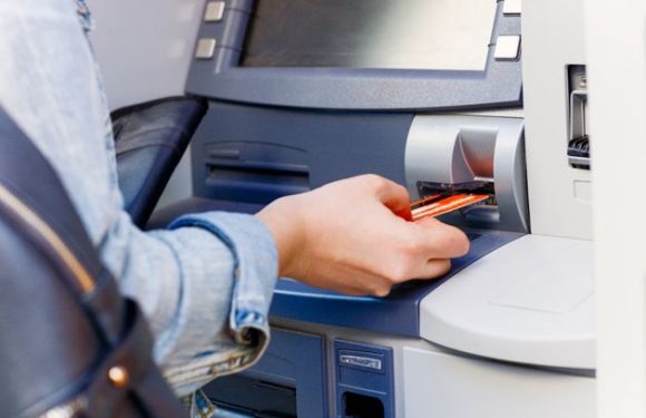 Un distributeur de billets donne le double de la somme demandée, la police évite « l&rsquo;émeute »