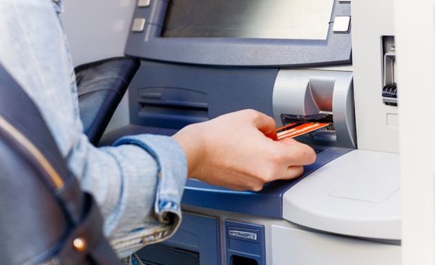 Un distributeur de billets donne le double de la somme demandée, la police évite « l’émeute »