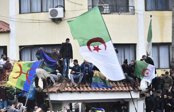 Algérie : à l&rsquo;approche de la présidentielle, les opposants au scrutin entament une grève générale